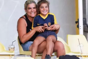 Έντονο θηλυκό στοιχείο/ΑΕΛ