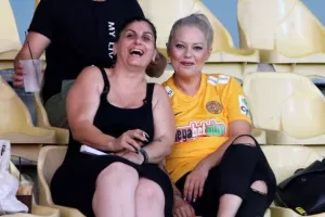 Έντονο θηλυκό στοιχείο/ΑΕΛ
