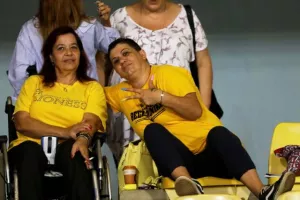 Έντονο θηλυκό στοιχείο/ΑΕΛ