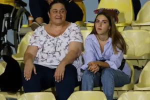 Έντονο θηλυκό στοιχείο/ΑΕΛ