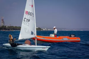 Ο Κοντίδης δίπλα στα νεαρά ταλέντα της ιστιοπλοΐας (φώτος)