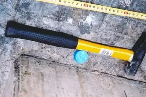 Ξύλα, κοντάρια, σφυρί και τσεκούρι στον σύνδεσμο φιλάθλων