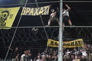 Κιτρινόμαυρη τρέλα στην Τρίπολη από 3.500 ΑΕΚτσήδες