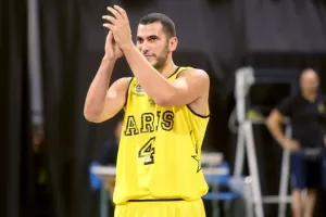 Αποσύρεται από την υπόθεση Μποχωρίδη και παρουσιάζει τους νέους παίκτες