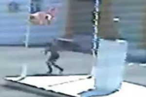 Κατεχόμενη Λύση: 16χρονος Ε/κ κατέβασε τουρκική σημαία (Βίντεο)