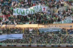 (ΒΙΝΤΕΟ) Υποδοχή από τους Ομονοιάτες με... “Θέλω τρόπαιο”!