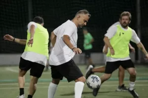 Θρυλικοί ποδοσφαιριστές έπαιξαν μπάλα για καλό σκοπό (βίντεο)