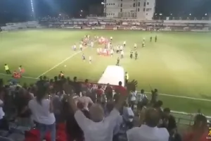 (ΒΙΝΤΕΟ) ΖΕΣΤΟ... χειροκρότημα υπό τους ήχους του ύμνου