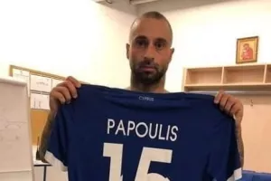 ΠΑΠΟΥΛΗΣ/Χάρισε τη φανέλα του για καλό σκοπό