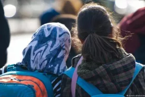 Πειθαρχική έρευνα εναντίον του Διευθυντή που εκδίωξε μαθήτρια με μαντήλα