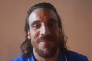 ΡΕΝΑΤΟ: "Δεν ξέρω αν η μάνα μου, μου έβαλε χρόνια παραπάνω!" (βίντεο)