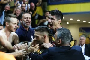 Λιβάγια για τον τραυματισμένο οπαδό: «Μείνε δυνατός Κούμπα»