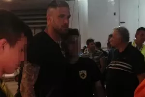 H υπέροχη φωτογραφία του Πασχαλάκη με μικρούς φίλους της ΑΕΚ