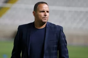 Μένει ή φεύγει;/ΑΠΑΝΤΗΣΗ