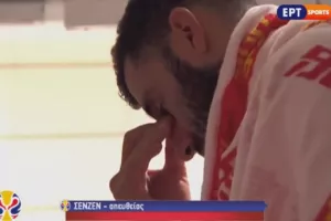 Αμίλητοι οι παίκτες της Ελλάδας στα αποδυτήρια (βίντεο)