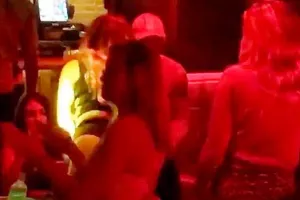 Ο Ρούνεϊ τα πίνει και «παίζει» με πολλά κορίτσια (φώτος)