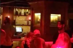 Ο Ρούνεϊ τα πίνει και «παίζει» με πολλά κορίτσια (φώτος)