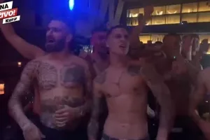 Χόρευαν ημίγυμνοι και έβριζαν Ολυμπιακό o Βράνιες και συμπαίκτες στο πάρτι του (βίντεο)