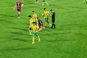 Κόκκινη και με 10 παίκτες η ΑΕΚ