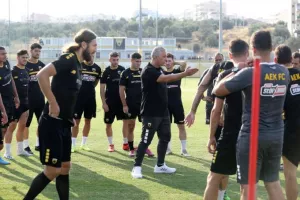 Κωστένογλου: «Δεν θέλω να βλέπω σκυμμέμα κεφάλια»
