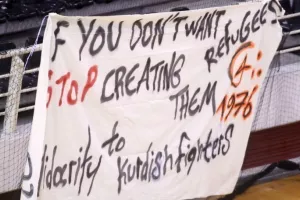 ΠΑΟΚ Vs Μπεσίκτας/Πανό στήριξης των προσφύγων και των Κούρδων 