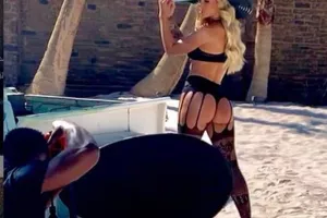 Η πορνοστάρ Jessa Rhodes κάνει διαγωνισμό