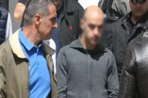 (UPD) Βαλίτσες έξω από το σπίτι του Μεταξά