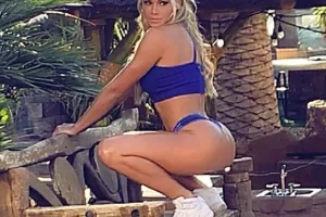 Η πορνοστάρ Jessa Rhodes κάνει διαγωνισμό