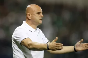 Ο ΤΙΜΟΥΡ… χτυπιόταν στον πάγκο (ΦΩΤΟ)