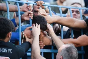 Οι συγκλονιστικές στιγμές με τον απεγκλωβισμό ενός 10χρονου φίλαθλου