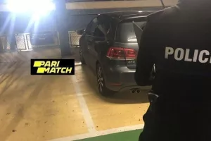 Σπασμένα αυτοκίνητα έξω από το Josy Barthel!