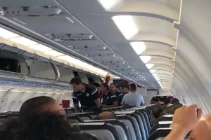 ΦΩΤΟΣ απ' το αεροδρόμιο/Πέταξε για Σεβίλλη το ΑΠΟΕΛ