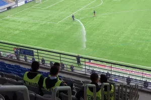 "Πότισαν" το πλαστικό γρασίδι (φώτος)
