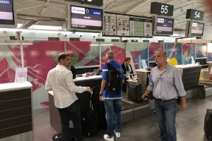 ΦΩΤΟΣ απ' το αεροδρόμιο/Πέταξε για Σεβίλλη το ΑΠΟΕΛ