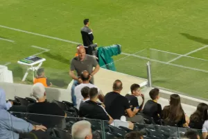 "ΑΡΕΝΑ" ο Τιμούρ/ Η χειραψία που... ξεχώρισε (Φώτος)