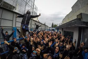 ΘΥΡΑ 1: "Μάγκες μην μασάτε, αδέρφια μην λυγάτε!"
