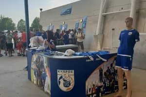 Εορταστικό κλίμα έξω από το ΓΣΠ (βίντεο)