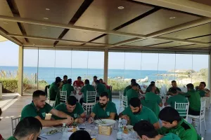 Γεύμα... δίπλα στο κύμα πριν το ματς