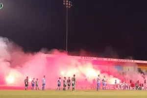 ΘΥΡΑ 9: "Πολεμάμε και παραδίδουμε μαθήματα οπαδισμού από την 4η Κατηγορία"