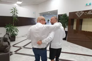Αγκαλιασμένοι Κούμας και Παπουλής! (φώτος)