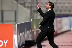 Υπόκλιση Γ. Σαββίδη σε Αμπέλ Φερέιρα 