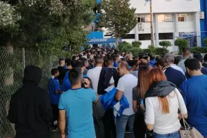 (17:47) Συνωστισμός έξω από το "ΠΑΠ"