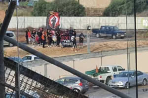 ΟΡΓΑΝΩΜΕΝΟΙ/Καπνογόνα, συνθήματα... εκτός γηπέδου! (φώτος)