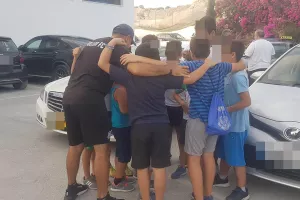 ΑΞΙΕΠΑΙΝΗ πράξη/ Στο Κολόσσι η ομάδα προσφύγων που δημιούργησε ο Απόλλωνας! (Φώτος)