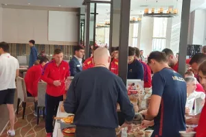 (Μπακού) Πολυκοσμία... στο breakfast (φώτος)