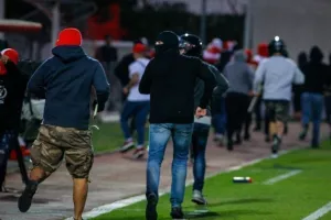 BILD/"Μασκοφόροι με ρόπαλα επιτέθηκαν σε οπαδούς της Μπάγερν"