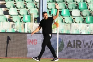 ΣΩΦΡΟΝΗΣ/Χειροκρότημα και στον πάγκο με Κονναφή