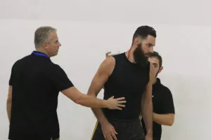 Συνεχίζει να… ματώνει τη φανέλα ο αρχηγός!