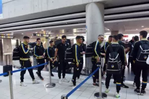 ΦΩΤΟΣ/"Πέταξε" για Αζερμπαϊτζάν και η Κ19 του ΑΠΟΕΛ...