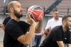 Δείτε τον Φορτούνη να κερδίζει τον Σπανούλη στα τρίποντα